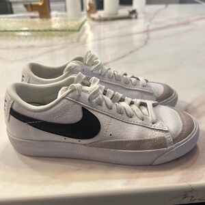 Kids White Nike low blazers